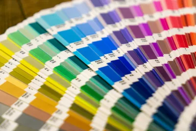 minimalisme vs exubérance : quelle tendance design pour 2025 ?